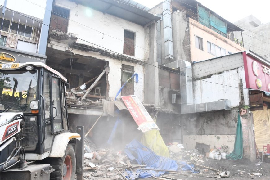 शहरातील आणखी 5 धोकादायक इमारतींवर फिरला महापालिकेचा बुलडोझर, 2 दिवसांत 10 इमारती जमीनदोस्त