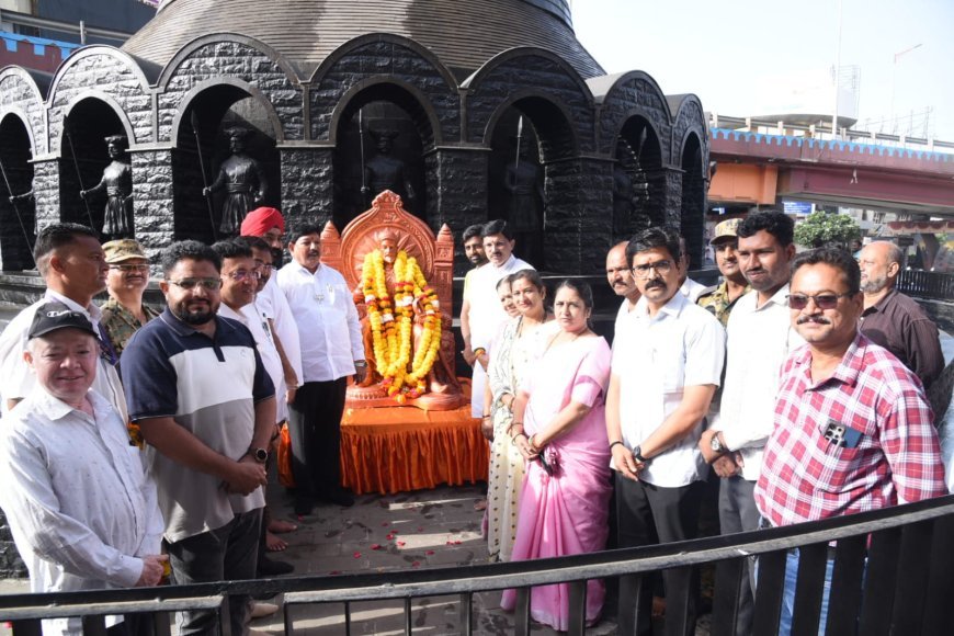 क्रांती दिनानिमित्त महापुरुषांच्या पुतळ्यांना पुष्पहार अर्पण करून अभिवादन...