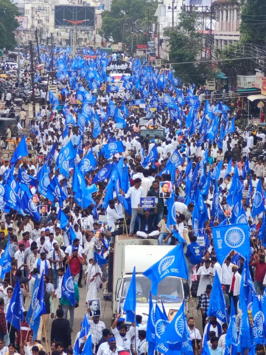 शहरात निळ्या वादळाने लक्ष वेधले... उपवर्गीकरण रद्द झाल्याशिवाय स्वस्थ बसणार नाही - आनंदराज आंबेडकर