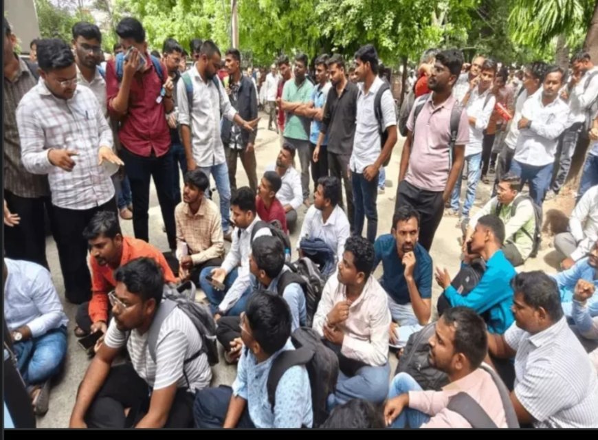 हायकोर्ट क्लार्क पदाच्या परीक्षेत तांत्रिक बिघाड, विद्यार्थी रस्त्यावर