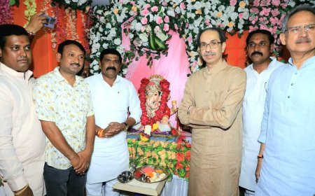 माजी मुख्यमंत्री उध्दव ठाकरेंच्या हस्ते श्रीगणेश महासंघाच्या गणरायाचे पूजन...
