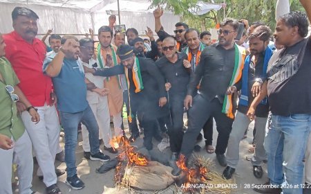 निवडणूक आयोगाच्या विरोधात काँग्रेस अक्रामक, पुतळा जाळून गाढवावर लावले पोस्टर...!