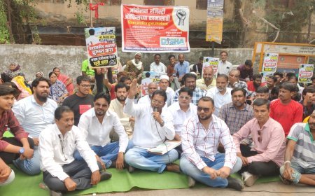 दुय्यम निबंधक कार्यालयाच्या मनमानी कारभाराच्या विरोधात केले आंदोलन...