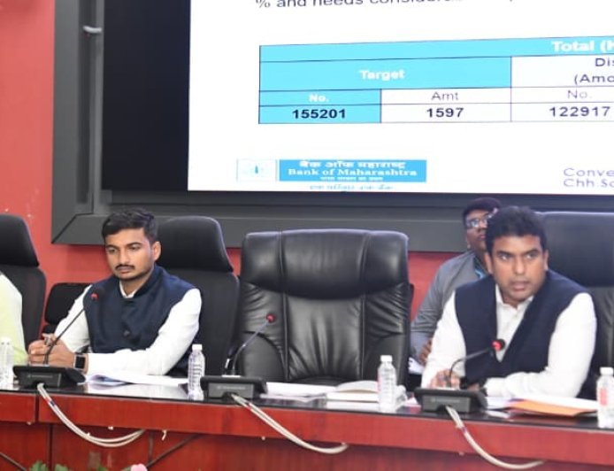 कर्जमुक्ती योजनेतील प्रलंबित प्रकरणे तातडीने निकाली काढा - जिल्हाधिकारी विनय गौडा जी.सी.