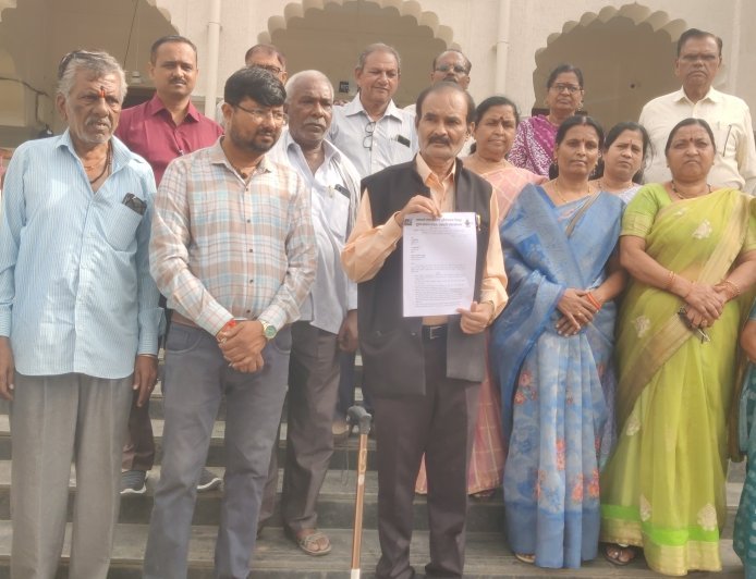 इनामी जमीनाचा प्रश्न मार्गी लावा, गुरव समाजाचे मुख्यमंत्र्यांना निवेदन...!