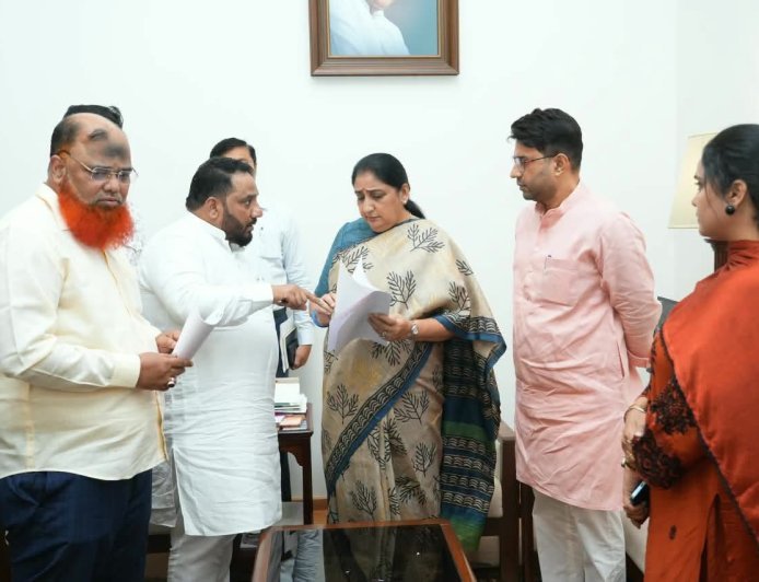 मौलाना आझाद महामंडळाच्या योजनांना गती देण्यासाठी सलिम सारंग यांनी घेतली उपमुख्यमंत्री सुनेत्रा पवार यांची भेट...!