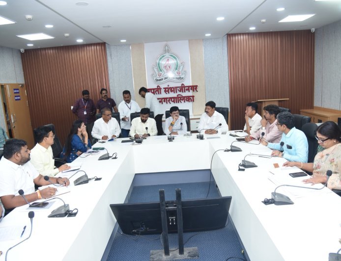 गणेशोत्सवाच्या पूर्वतयारीचा महापौरांनी घेतला आढावा, खड्डे बुजविणे, एक खिडकी योजना, विसर्जनाचा घेतला आढावा