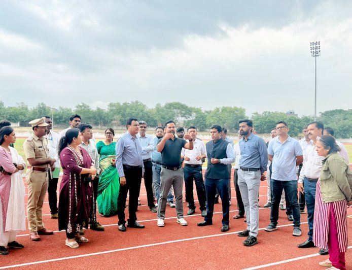 सिंथेटिक ट्रॅकच्या कामाची विभागीय आयुक्त जी.श्रीकांत यांनी केली पाहणी