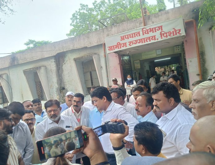 पिशोर,  12 वर्षांपासून एकच डाॅक्टर प्रभारी म्हणून कार्यभार सांभाळत असल्याचे ऐकून मंत्र्यांचे ओएसडी झाले आवाक...