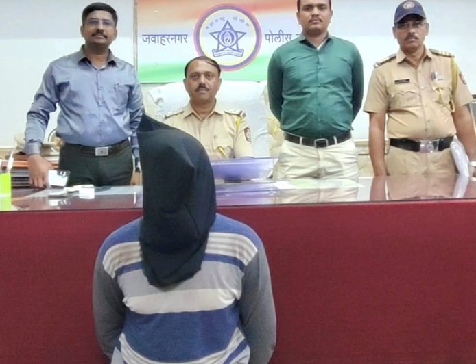 हेल्मेट सक्ती आणि चोराने हेल्मेट घालून लूटले, जवाहरनगर पोलिसांनी ठोकल्या बेड्या...!