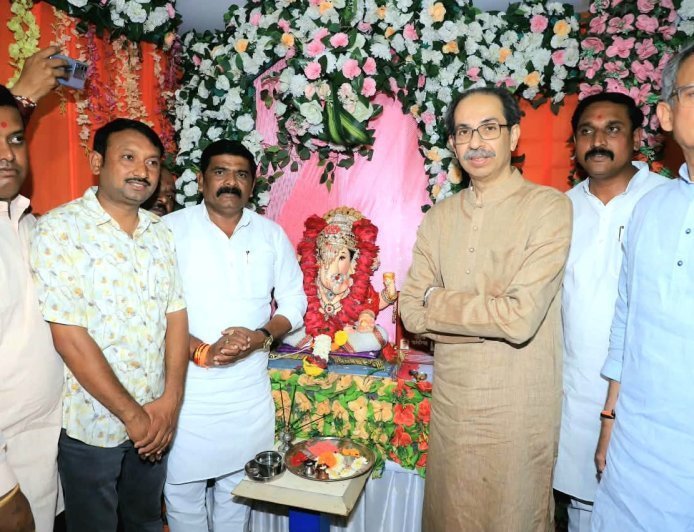 माजी मुख्यमंत्री उध्दव ठाकरेंच्या हस्ते श्रीगणेश महासंघाच्या गणरायाचे पूजन...