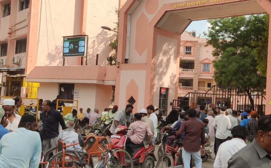 महापालिकेच्या प्रवेशद्वारावर दिव्यांगांचा अक्रामक पवित्रा, गेट तोडण्याचा प्रयत्न, काही काळ तणाव, आत जाण्याचा रस्ता केला बंद...