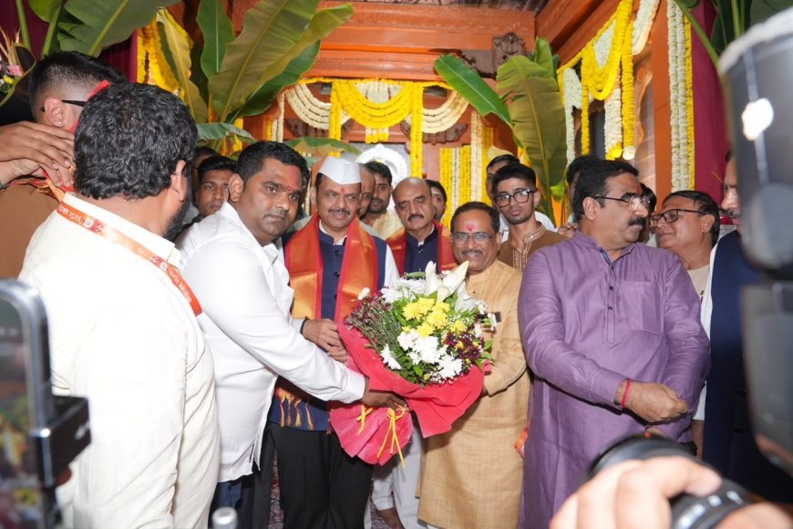 मुख्यमंत्री देवेंद्र फडणवीस यांच्या हस्ते गणरायाची आरती...