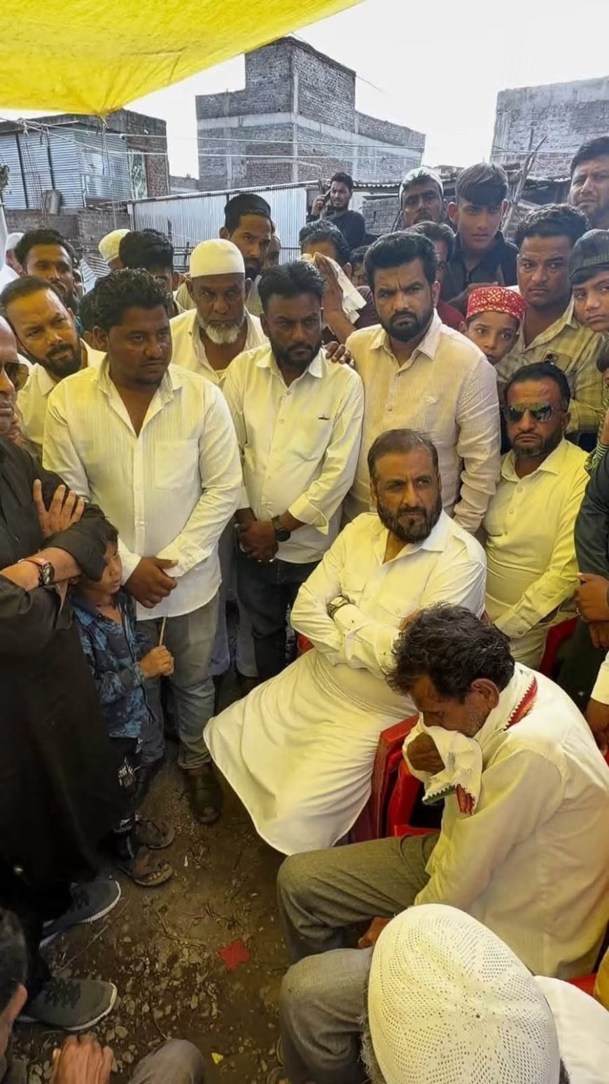पिशोर, विज पडून मृत्यू झालेल्या कुटुंबाची इम्तियाज जलिल यांनी घेतली भेट...