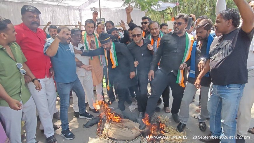निवडणूक आयोगाच्या विरोधात काँग्रेस अक्रामक, पुतळा जाळून गाढवावर लावले पोस्टर...!