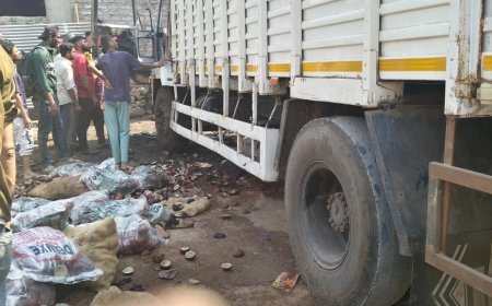 भरधाव ट्रकने तीन वाहनांना उडवले, संतप्त जमावाने पेटवला ट्रक...
