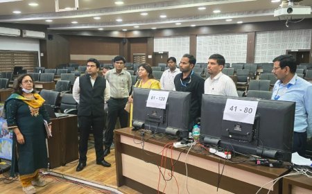जिल्हाधिकारी कार्यालयातील निवडणूक नियंत्रित कक्षाची जिल्हाधिका-यांकडून पाहणी