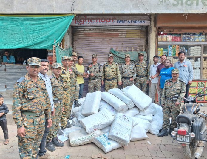 जनता किराणा येथून प्रतिबंधित प्लास्टिक जप्त....