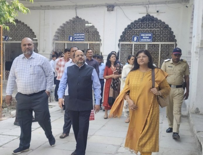 अल्पसंख्याक विकास विभागाच्या सचिवांची वक्फ बोर्डाला भेट