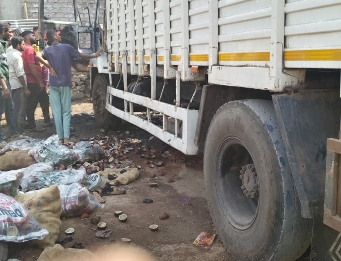 भरधाव ट्रकने तीन वाहनांना उडवले, संतप्त जमावाने पेटवला ट्रक...