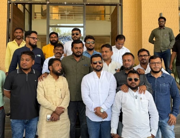 शहरातील वाहतूक कोंडी सोडविण्यासाठी एमआयएम नगरसेवकांच्या वतीने पोलिस आयुक्तांना निवेदन...
