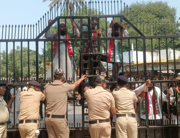 रोशन गेट अतिक्रमण कारवाई विरोधात एसडिपिआई रस्त्यावर...!