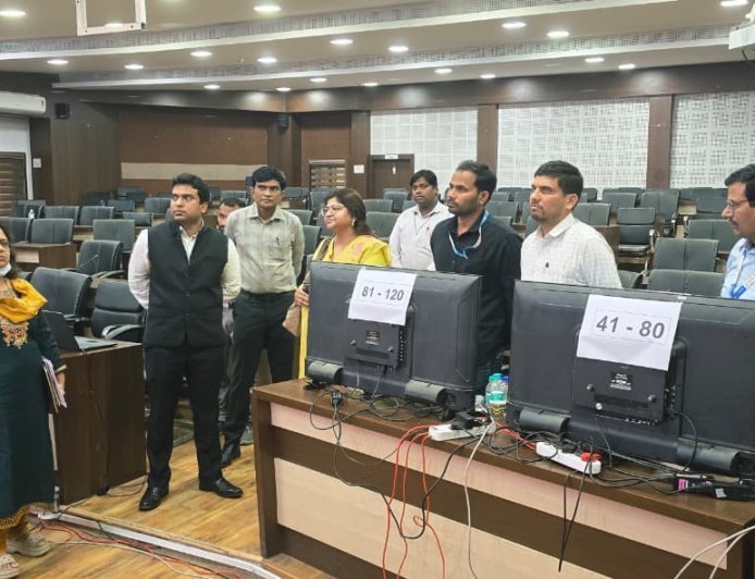 जिल्हाधिकारी कार्यालयातील निवडणूक नियंत्रित कक्षाची जिल्हाधिका-यांकडून पाहणी