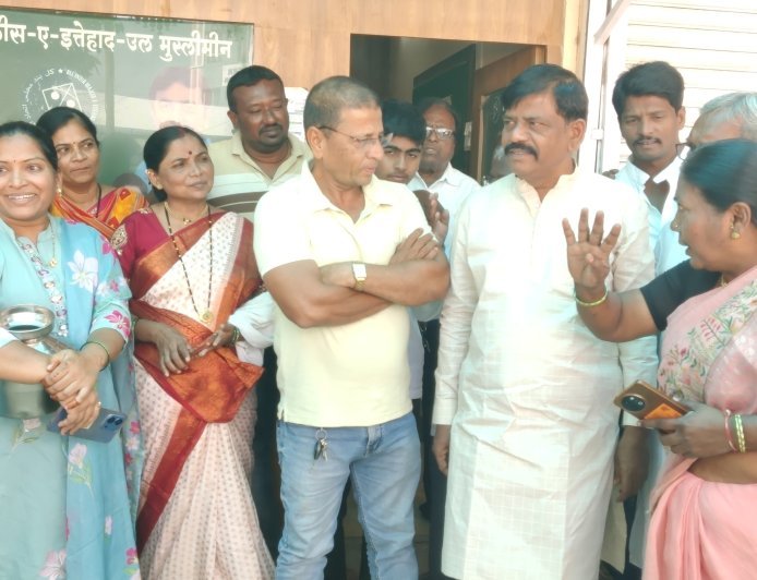 जटवाडा रोडवर पाणीबाणी...! एमआयएम नगरसेवकाच्या कार्यालयावर हंडा मोर्चा...