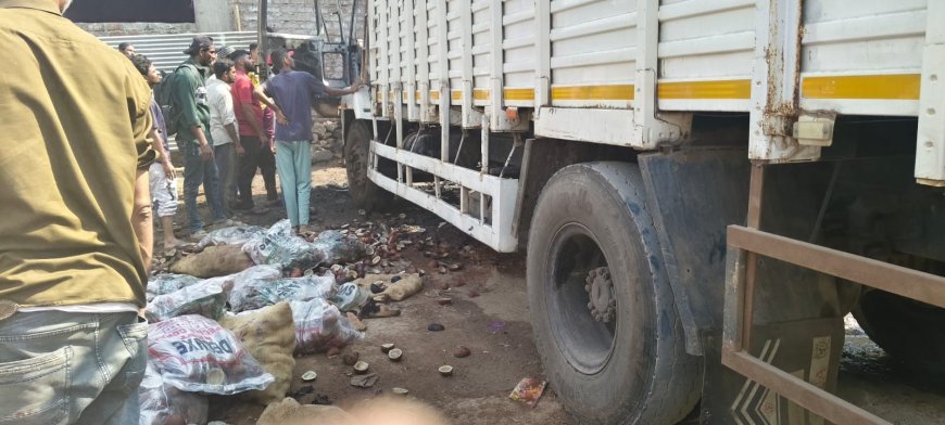 भरधाव ट्रकने तीन वाहनांना उडवले, संतप्त जमावाने पेटवला ट्रक...