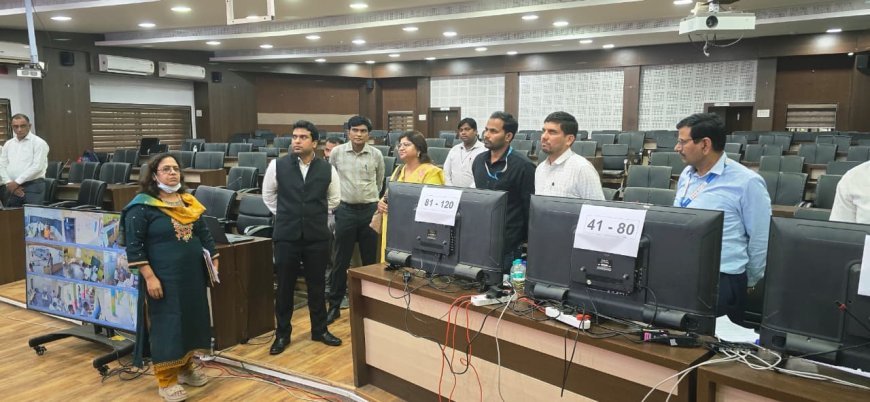जिल्हाधिकारी कार्यालयातील निवडणूक नियंत्रित कक्षाची जिल्हाधिका-यांकडून पाहणी